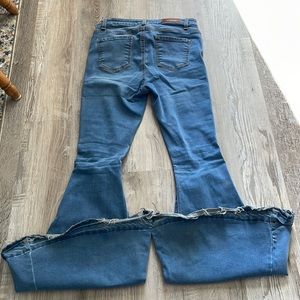 Size 27 bell bottoms with 4 buttons. Inseam 34”